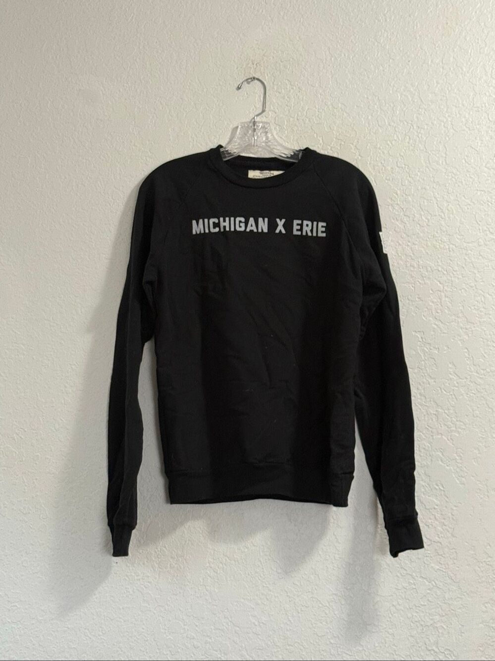 Starbucks Reserve Michigan X Erie Long sleeved shirt S Black Crew Neck Pullover